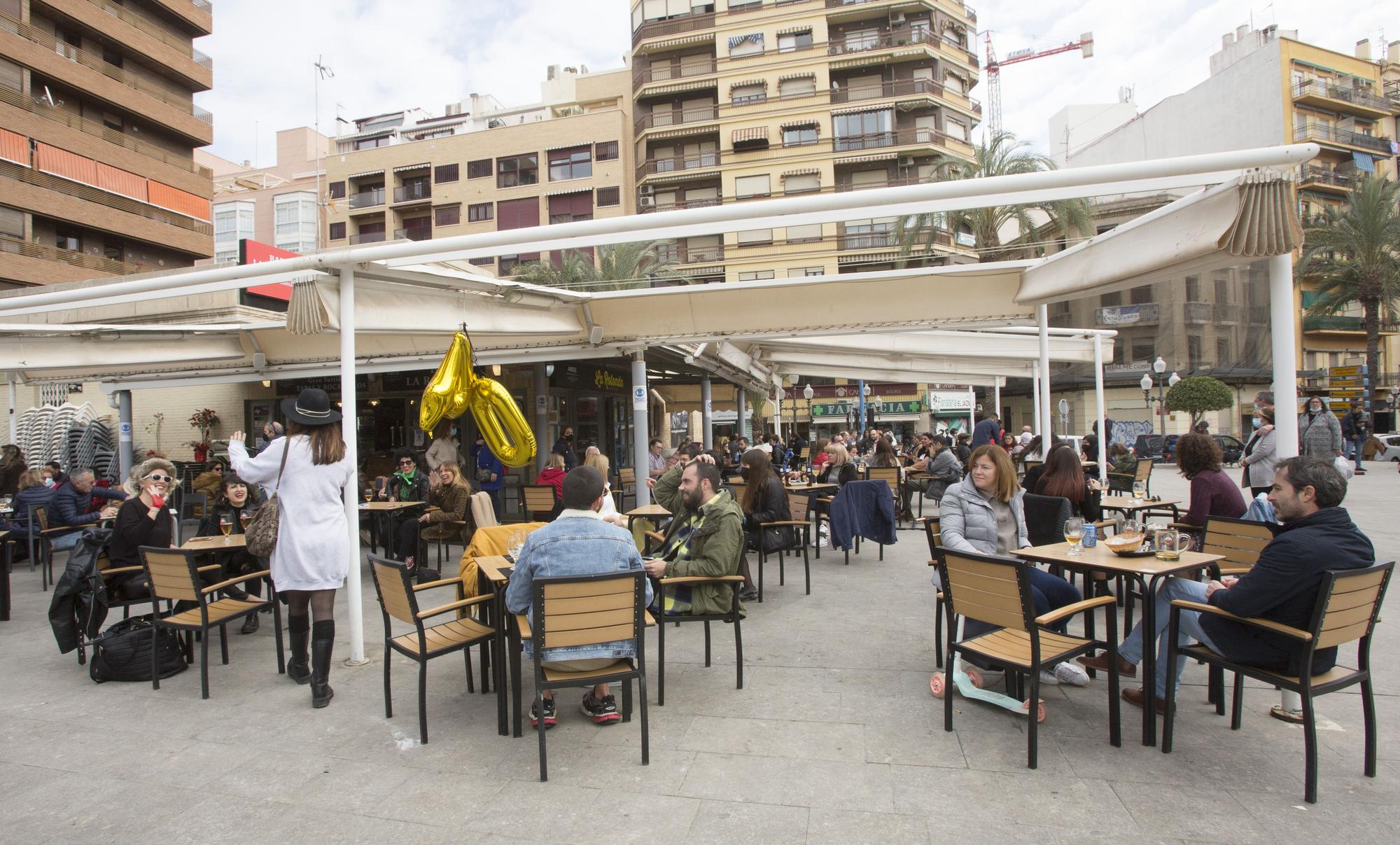 Lleno en las terrazas del centro de Alicante el primer fin de semana de apertura