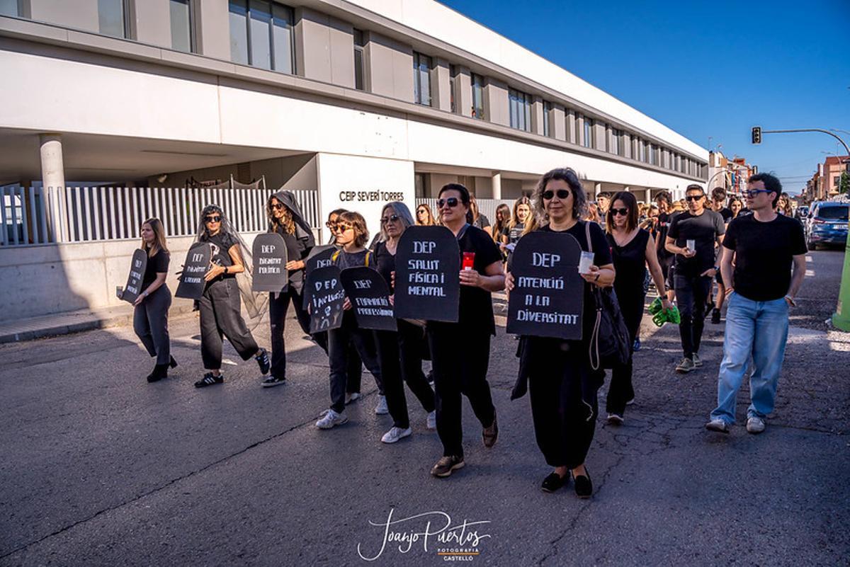 Así ha discurrido el 'entierro' por la educación pública protagonizado por docentes y familias en Castelló