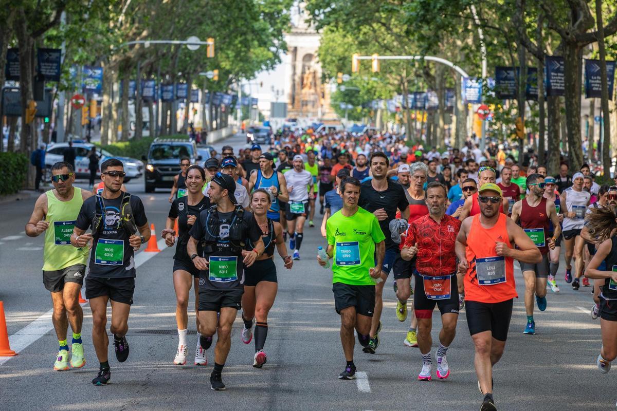 Corredores de la Marató de Barcelona en Gran Via.