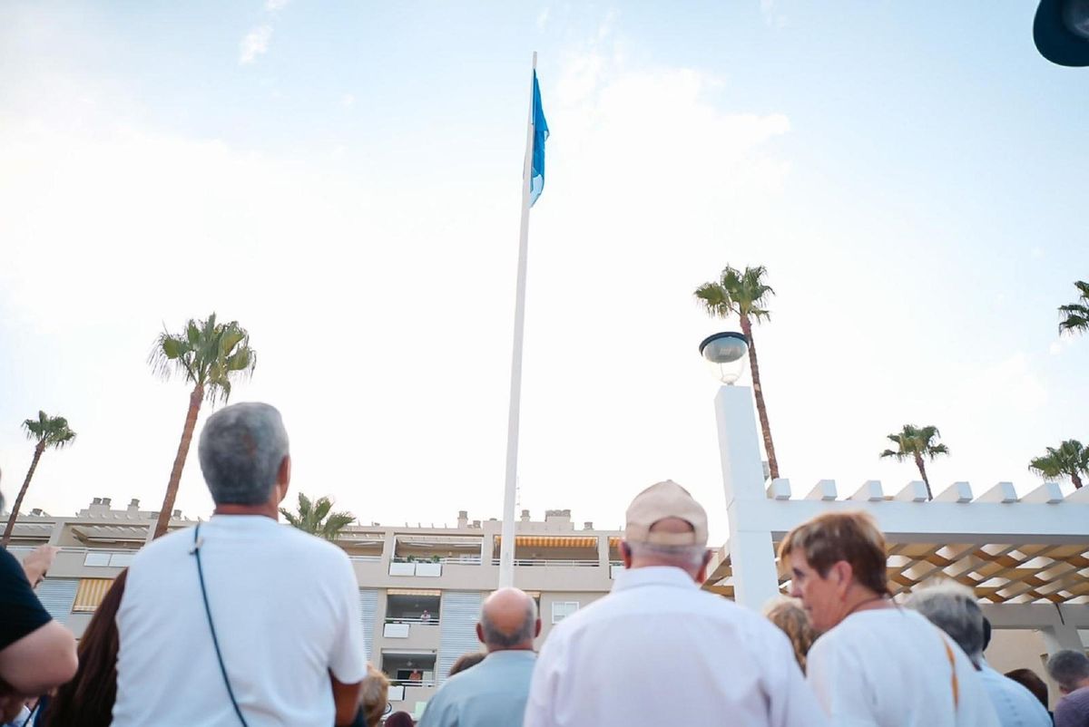 La Carihuela iza por primera vez la bandera azul en Torremolinos.