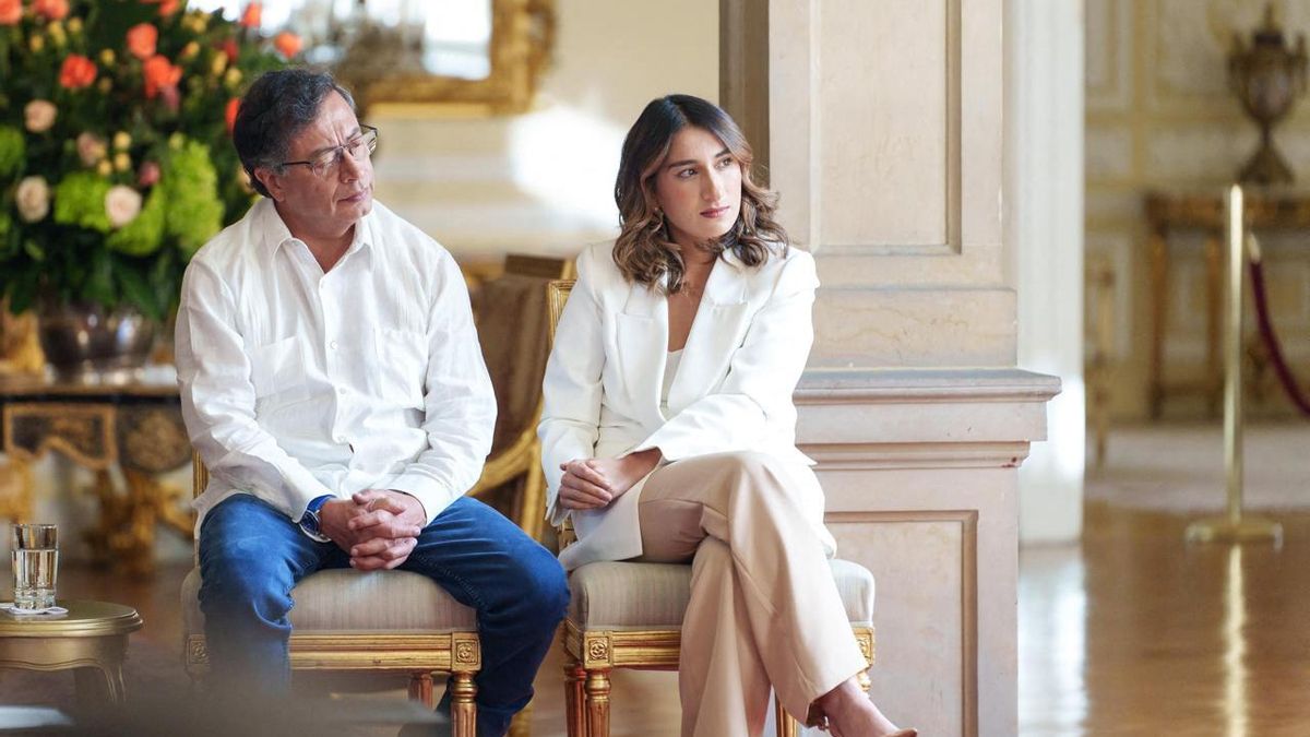 El presidente de Colombia, Gustavo Petro, junto a la excancillera, Laura Sarabia, en Bogotá.