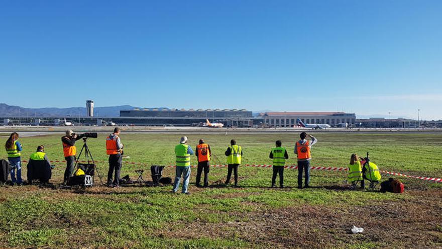 El Aeropuerto de Málaga-Costa del Sol ha reunido este sábado a casi medio centenar de aficionados a la fotografía aeronáutica.