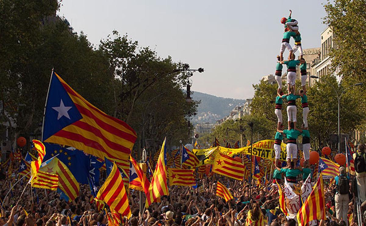 Una actuación de ’castellers’ en Paseo de Gracia ameniza la espera de la manifestación