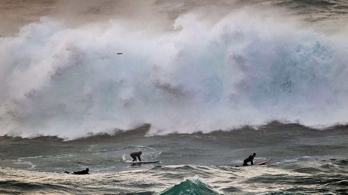 Surfistas en O Portiño días antes de la edición, frustrada, de Coruña Big Waves 2021.