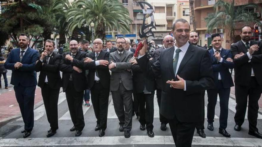 Los festeros de San Blas pudieron desfilar ayer por las calles del barrio.