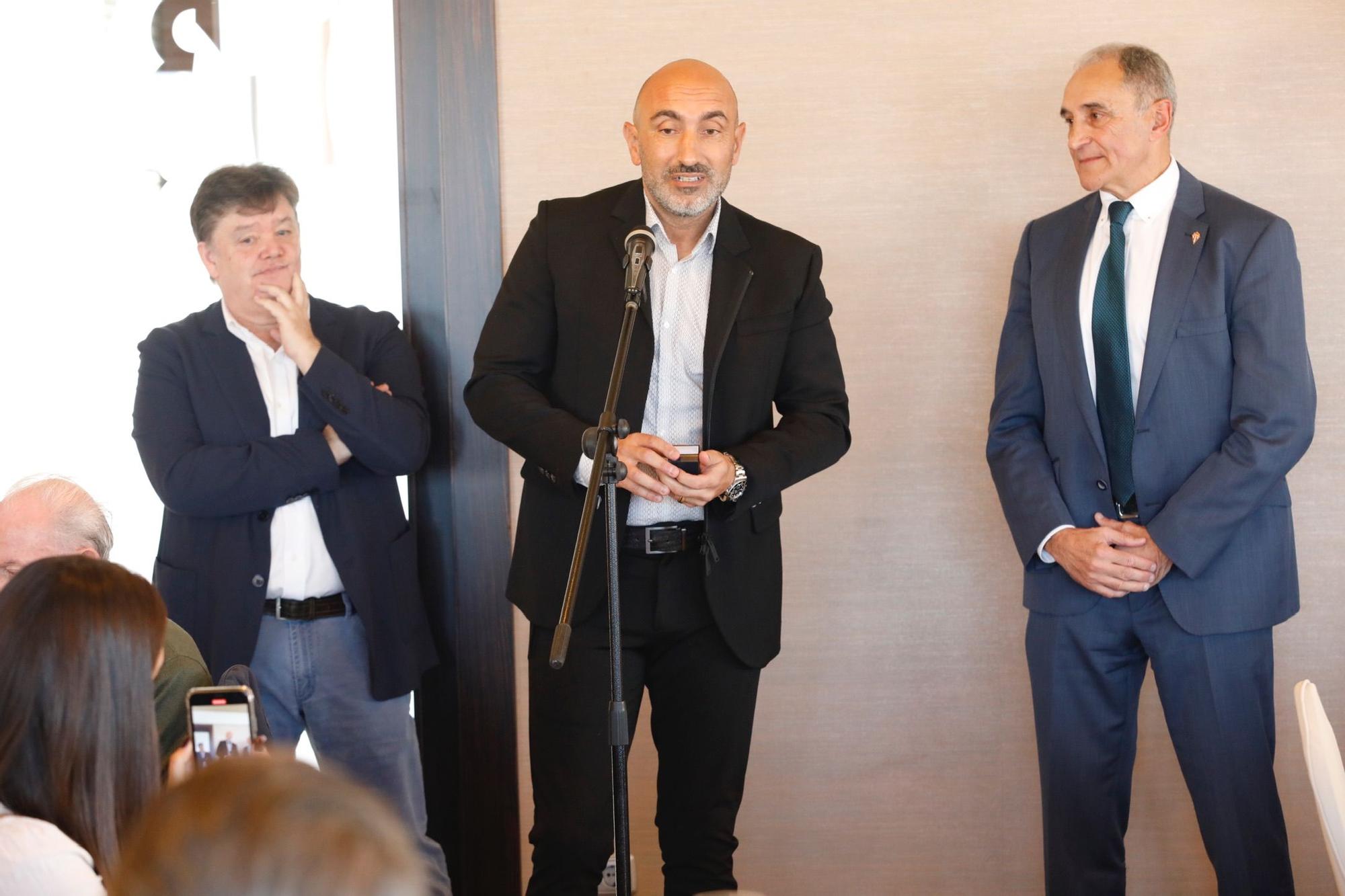 EN IMÁGENES: Abelardo recibe la insignia de oro de los veteranos del Sporting