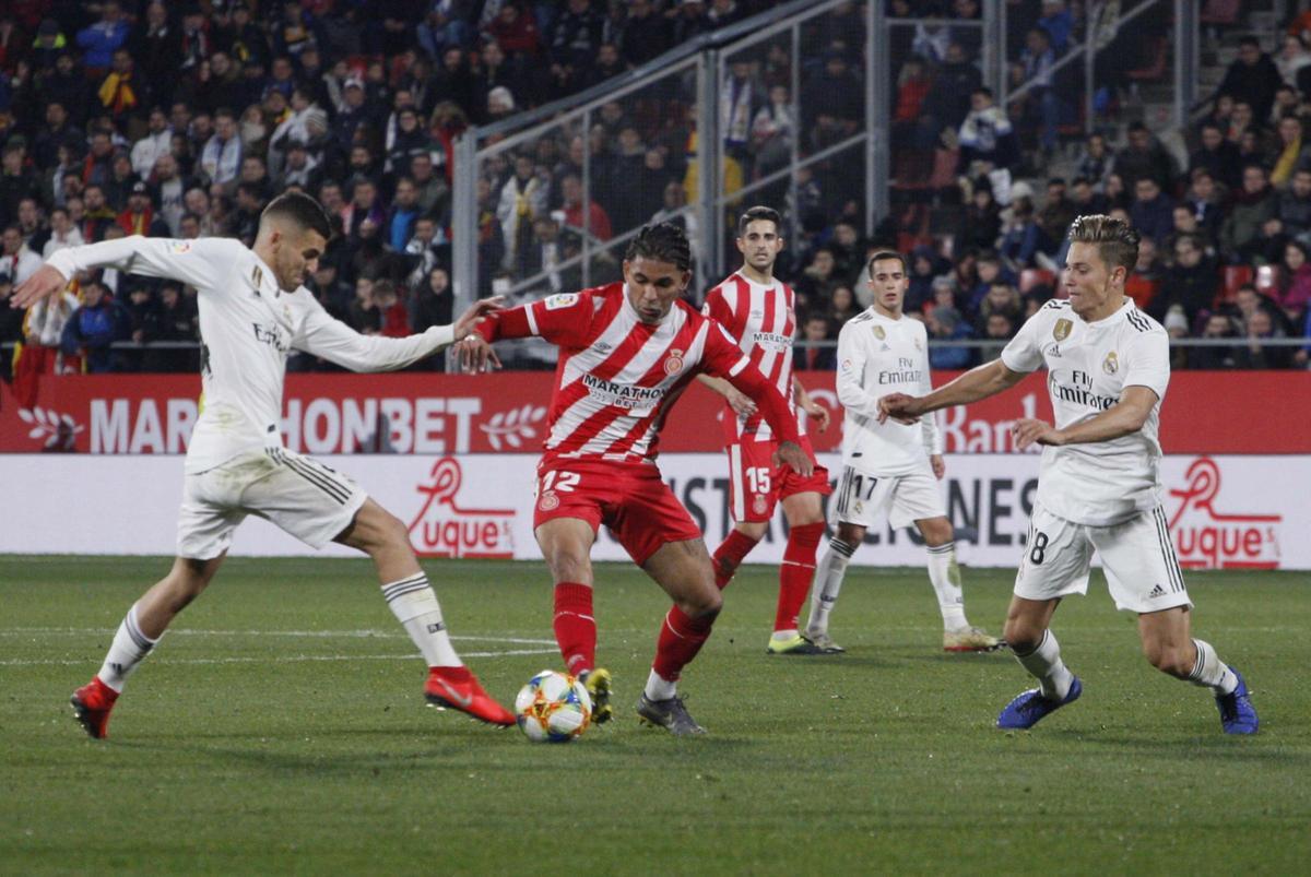 Douglas Luiz, entre Dani Ceballos i Marcos Llorente, durant les semifinals del 2019