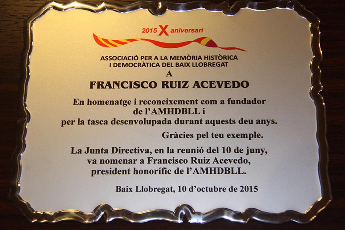 Placa en homenaje a Paco Ruiz Acevedo, histórico luchador obrero de Cornellà y fundador de la Associació per a la Memòria Històrica i Democràtica del Baix Llobregat.