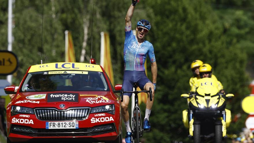 El canadiense Houle vence en solitario en Foix y Vingegaard resiste los ataques de Pogacar