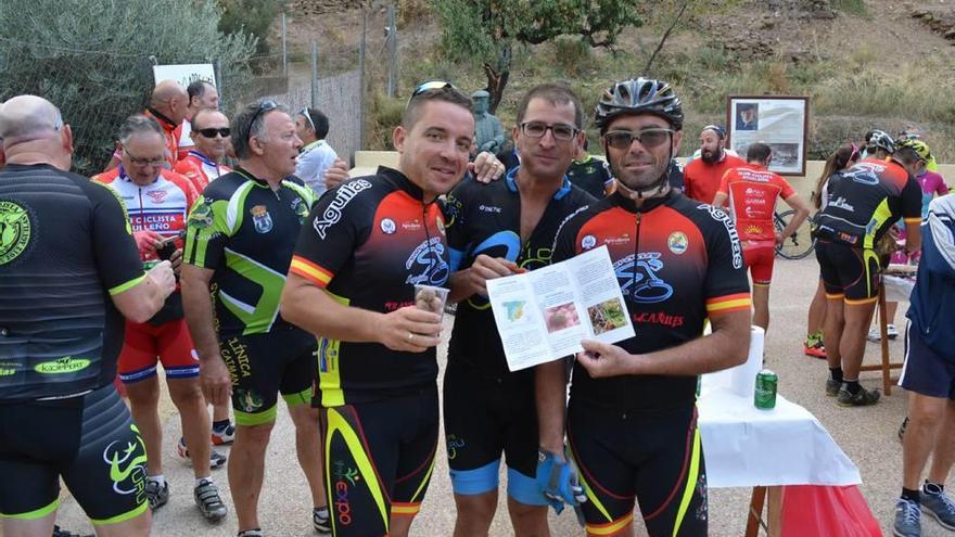 Los ciclistas se tomaron un refrigerio tras &#039;bombardear&#039; la Cuesta de Gos.