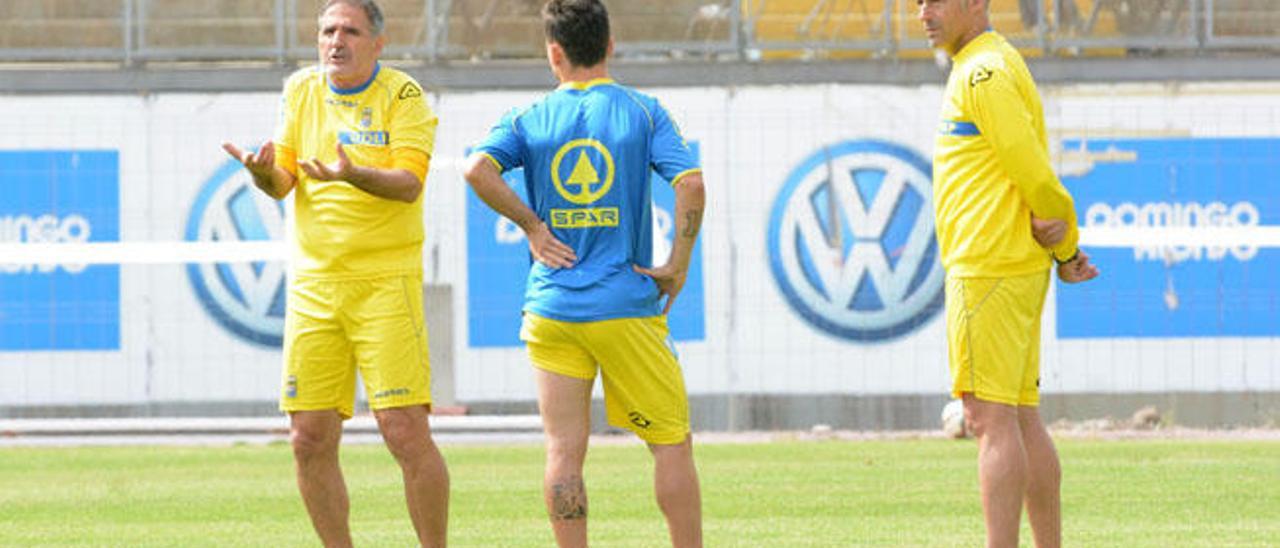 Paco Herrera y Ángel Rodríguez charlan con Roque Mesa antes del comienzo del entrenamiento de ayer en el Estadio de Gran Canaria.