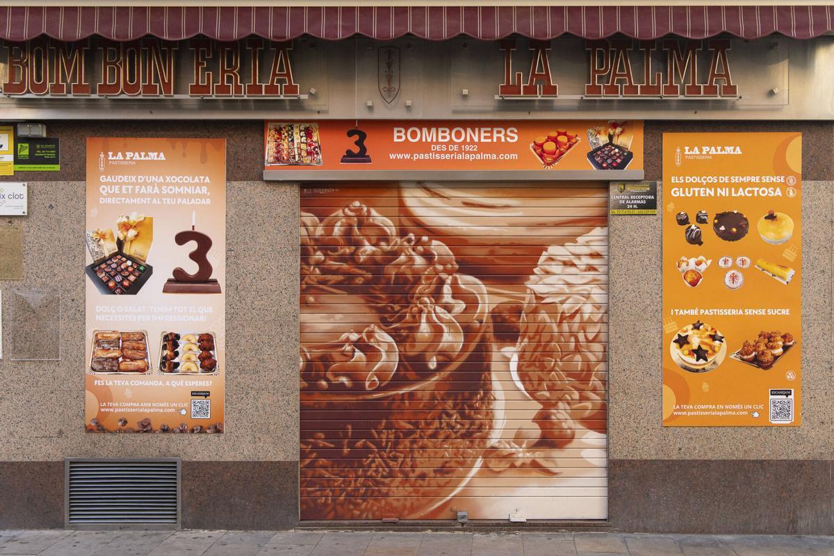 Persiana de la pastelería La Palma, en la calle Clot, 72, pintada por el artista Roc Blackblock. Barcelona, 11 de agosto de 2026. Foto: Belén González / EP