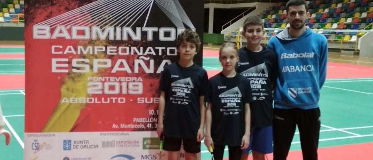 Los jugadores sub-11 del Club Bádminton A Estrada con su entrenador, ayer, en su entrenamiento.