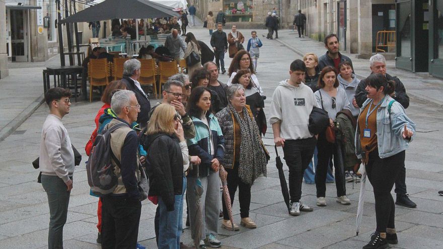 Un grupo de turistas en una visita guiada por el casco histórico de Ourense.