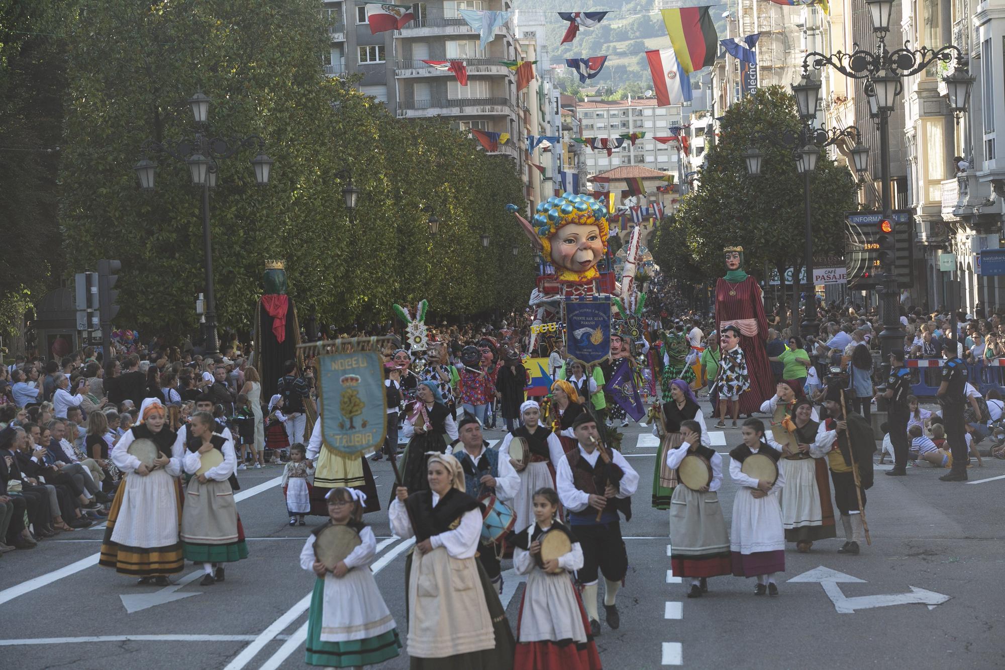 En Imágenes: El Desfile del Día de América llena las calles de Oviedo en una tarde veraniega