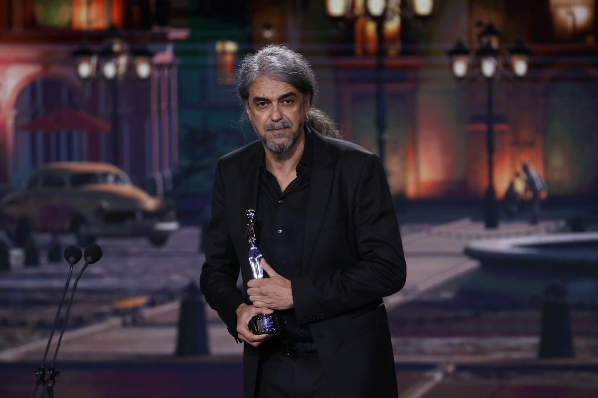 El director Fernando León de Aranoa recoge su premio a la mejor película por 'El buen patrón'.
