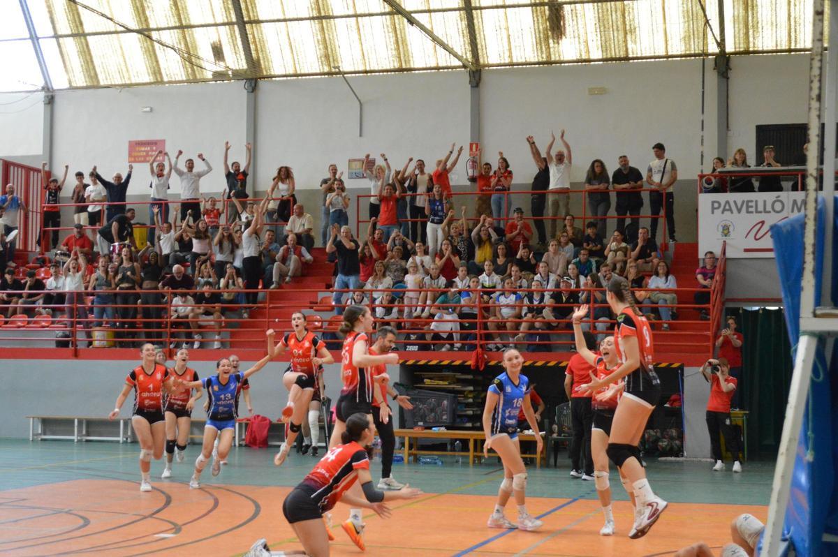 Las chicas del Xàtiva Voleibol cadete celebran el campeonato tras el último punto del partido decisivo.