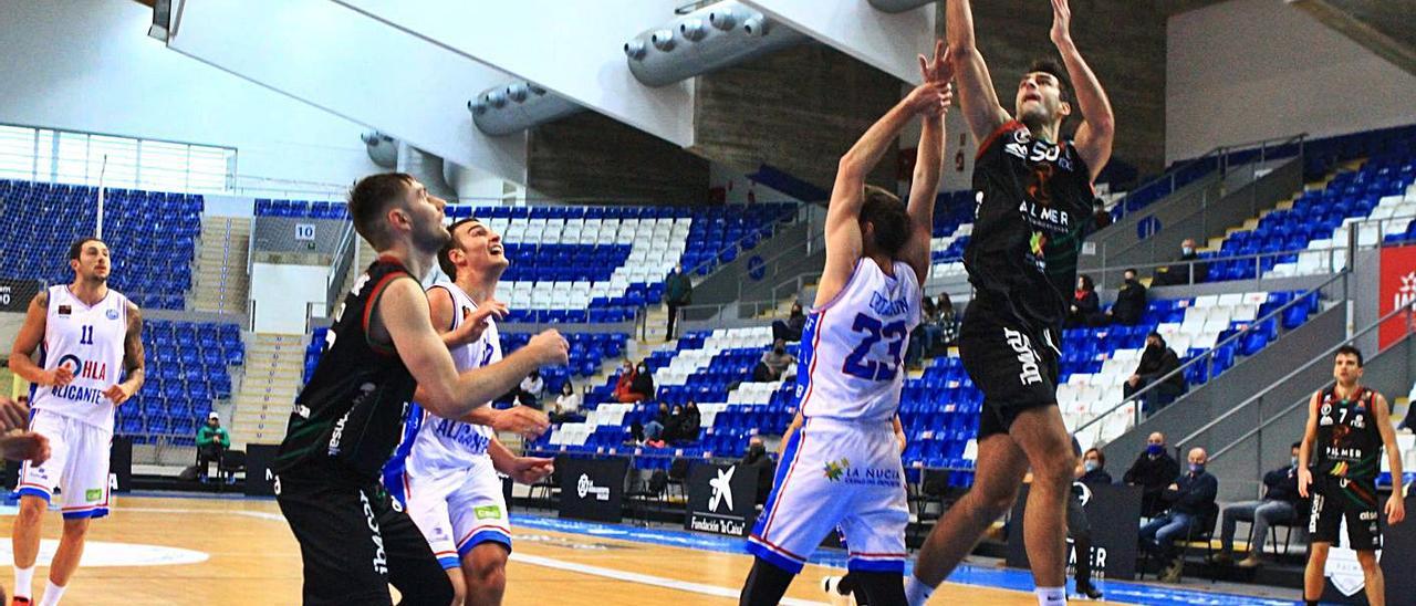 Jacobo Díaz lanza a canasta en el partido del domingo ante el Alicante.