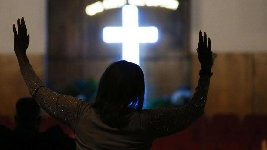 Los fans rezan por la salud de Aretha Franklin en la Iglesia donde su padre fue pastor