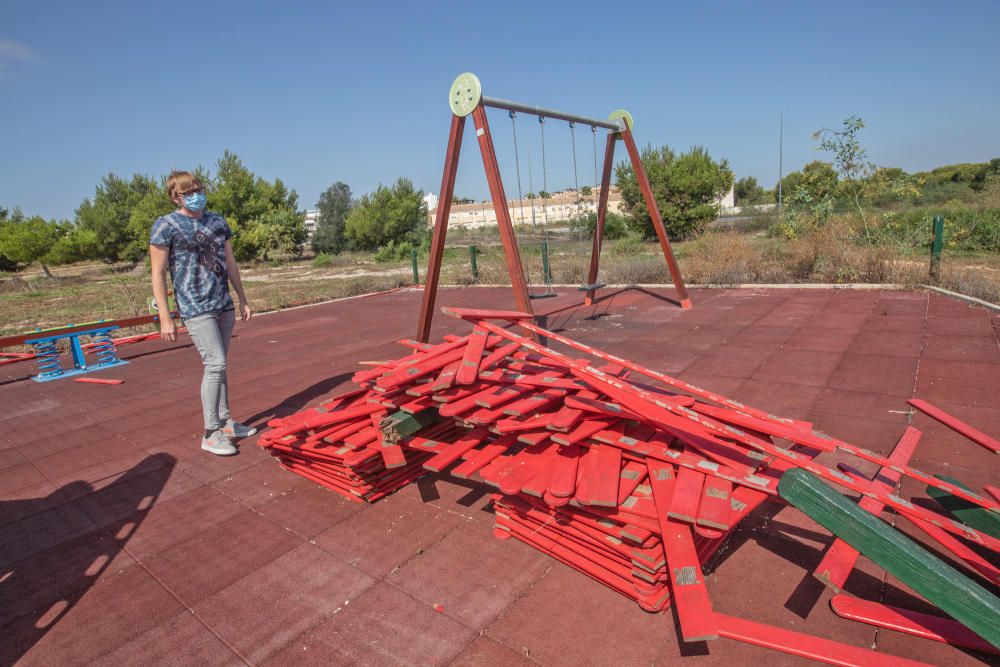 Residentes y turistas denuncian el abandono de las urbanizaciones del litoral con calles llenas de podas y escombros, maleza sin control y viales con socavones. Critican la inseguridad por la falta de