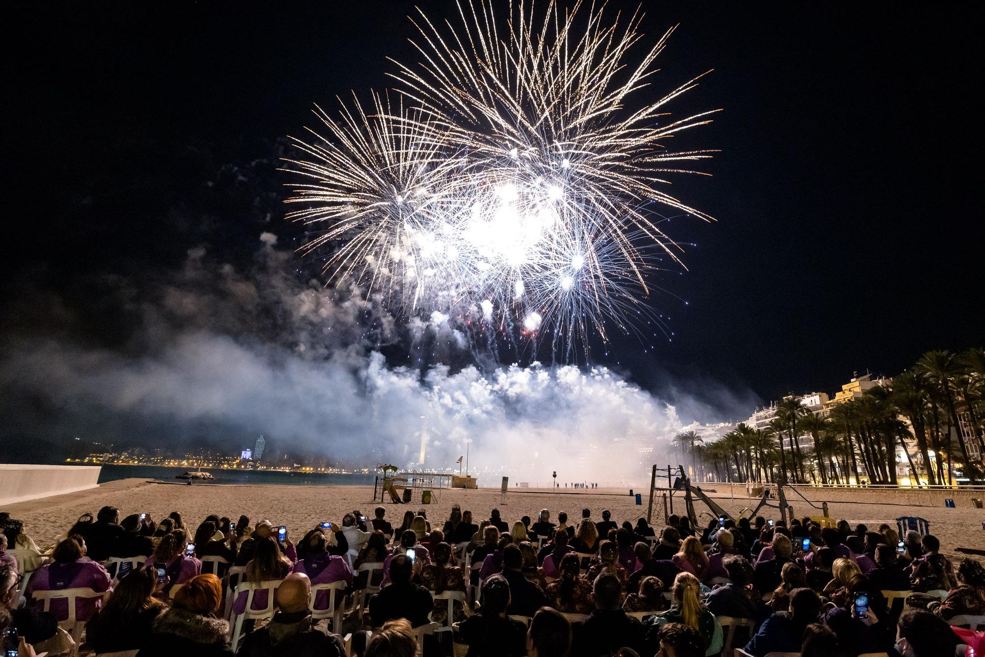 El desfile de carrozas y  el castillo de fuegos artificiales cierran las Fiestas de Benidorm