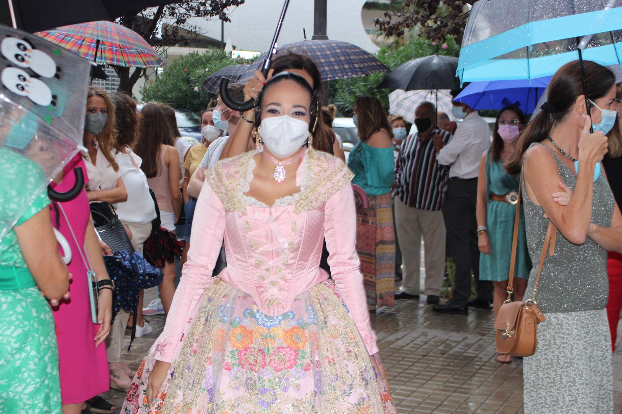 La lluvia irrumpe en la presentación de las candidatas a Falleras Mayores de València 2022