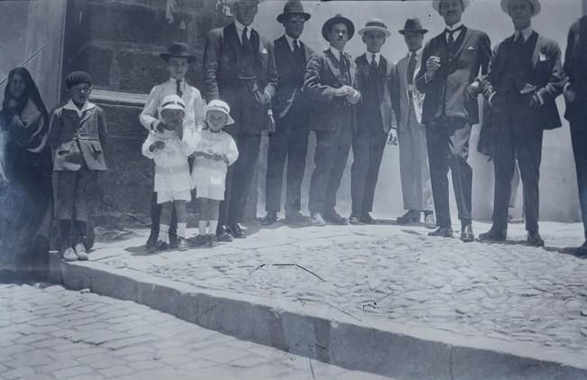 Fiesta de San Juan a principio de los años 20 en la plaza, delante de la antigua torre norte.