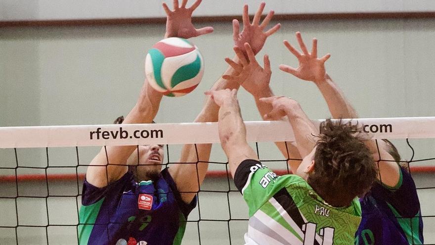 Una acción de partido del Voleibol Almendralejo esta temporada.