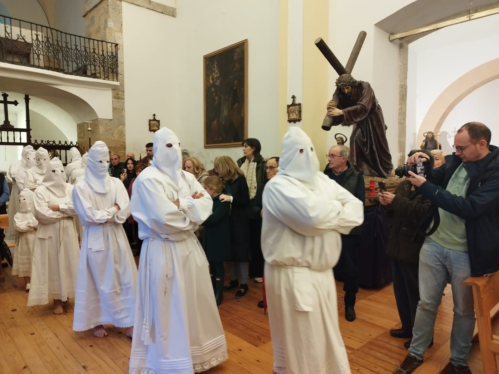 GALERÍA | Los Penitentes de Villarrín procesionan en la iglesia