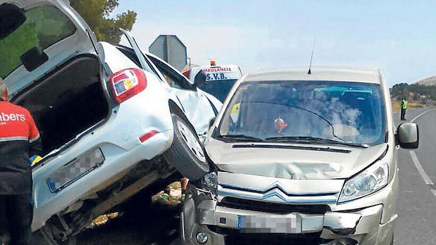 Aparatoso accidente de tráfico en Monóvar