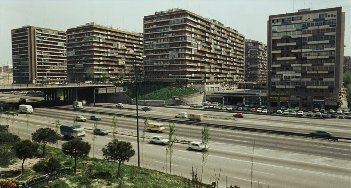 Las colmenas de la M30 impulsadas por José Banús durante el mandato de Arrese, en una escena de la película de Pedro Almodóvar Qué he hecho yo para hacer esto, de 1984.