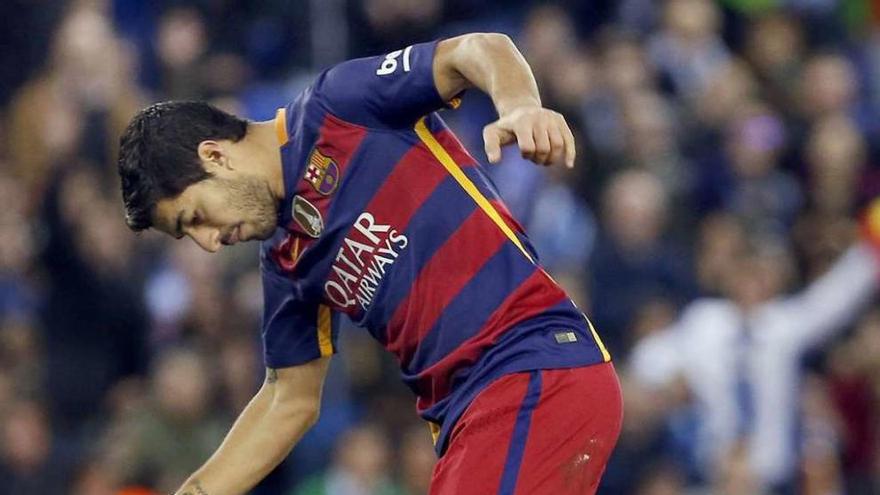 Luis Suárez pugna por el balón con Víctor Álvarez, ayer, en el derbi barcelonés. // Andreu Dalmau