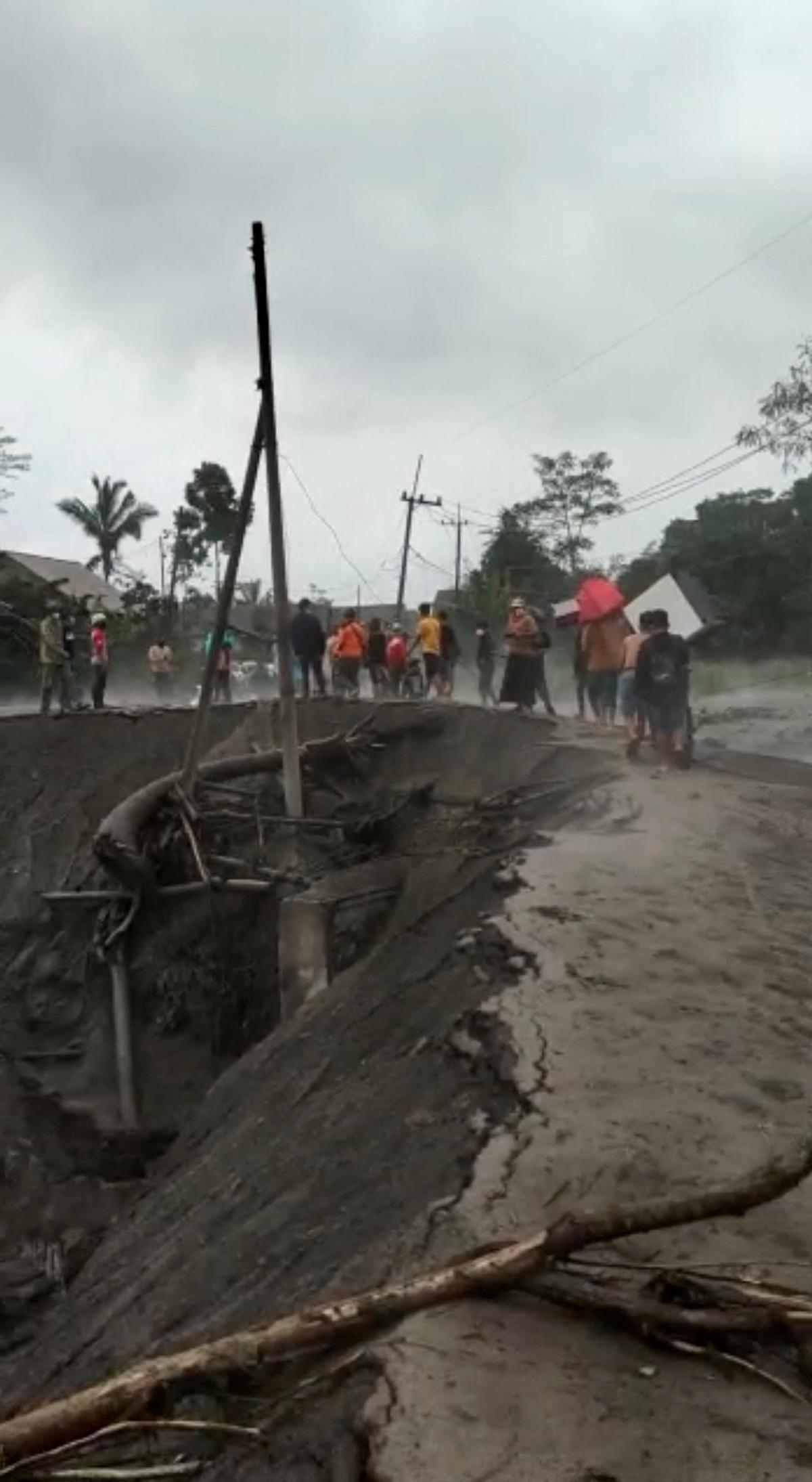 La isla de Java (Indonesia), en alerta por la erupción del volcán Semeru