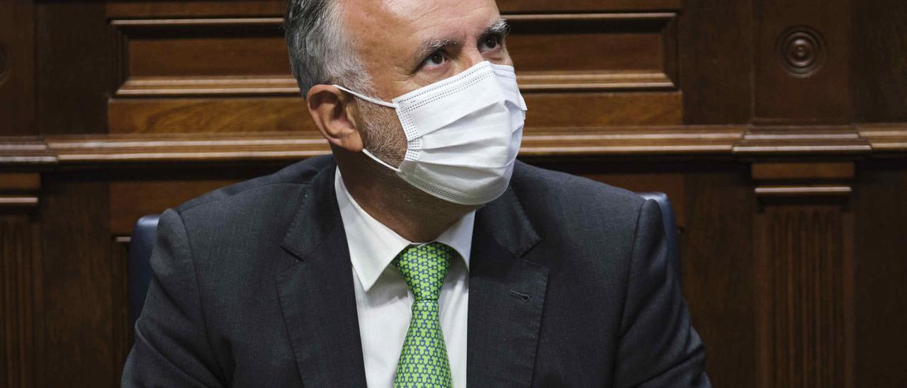 El presidente de Canarias, Ángel Víctor Torres, durante una sesión en el Parlamento regional.