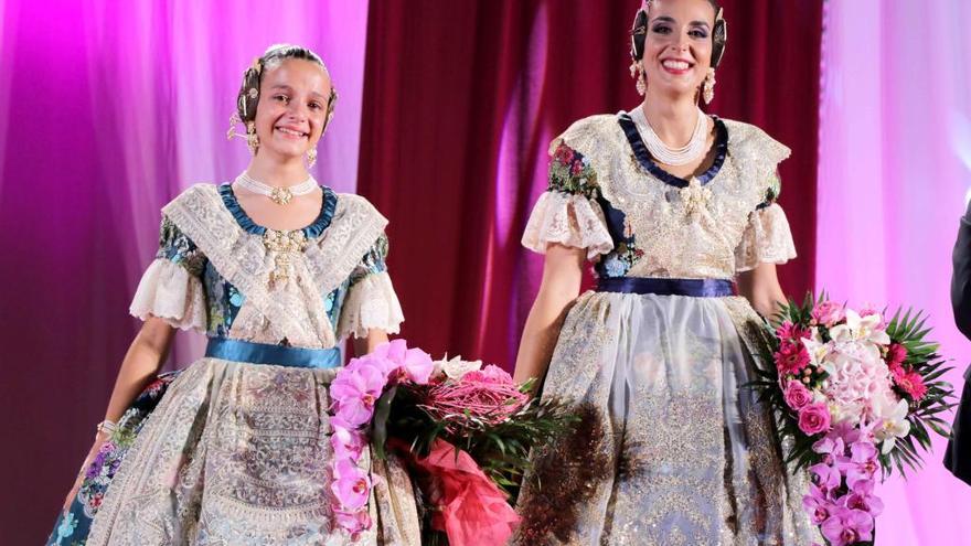 Sandra Peris y Alicia Pallardó, tras ser elegidas falleras mayores de Torrent.