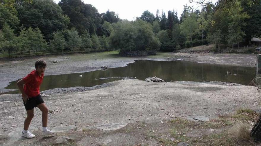 La lago de Castiñeiras, prácticamente seco, en la jornada de ayer. // Santos Álvarez