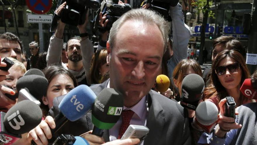 Alberto Fabra, rodeado a su llegada a la sede del PP en Madrid.