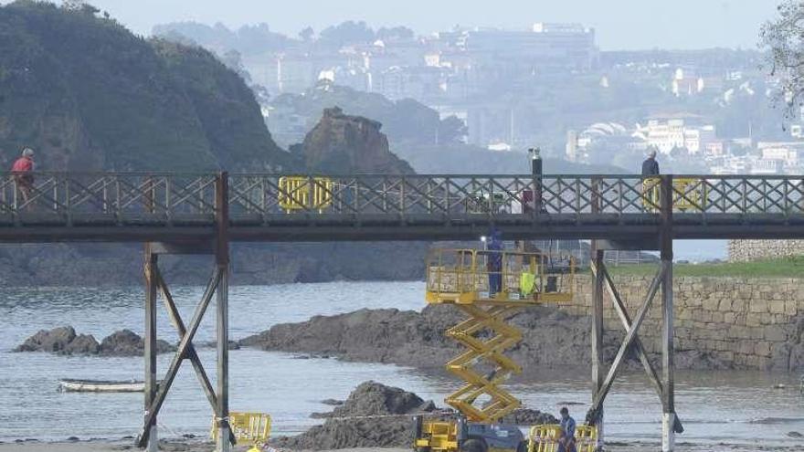 Soldadura en la estructura metálica de la pasarela de Santa Cruz