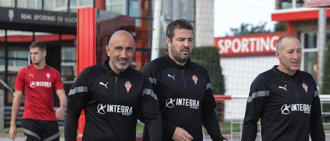 Abelardo, esta mañana, en Mareo, junto a Borja de Matías y Tomás Hervás.