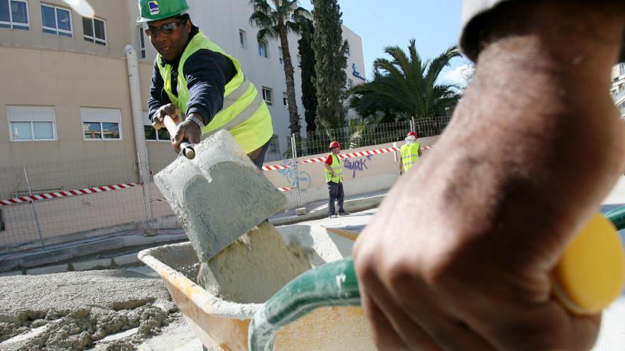 Imagen de archivo de trabajadores de la construcción