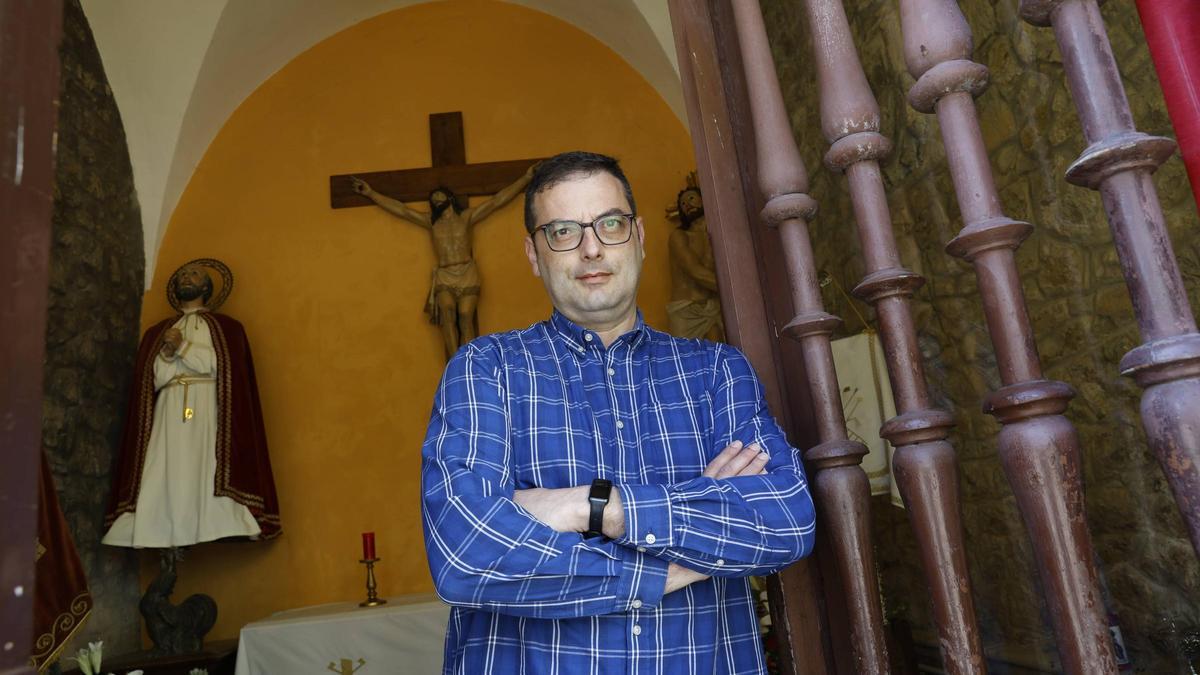 Carlos Mora, hermano mayor de la cofradía, en la capilla de San Pedro de Rivero.