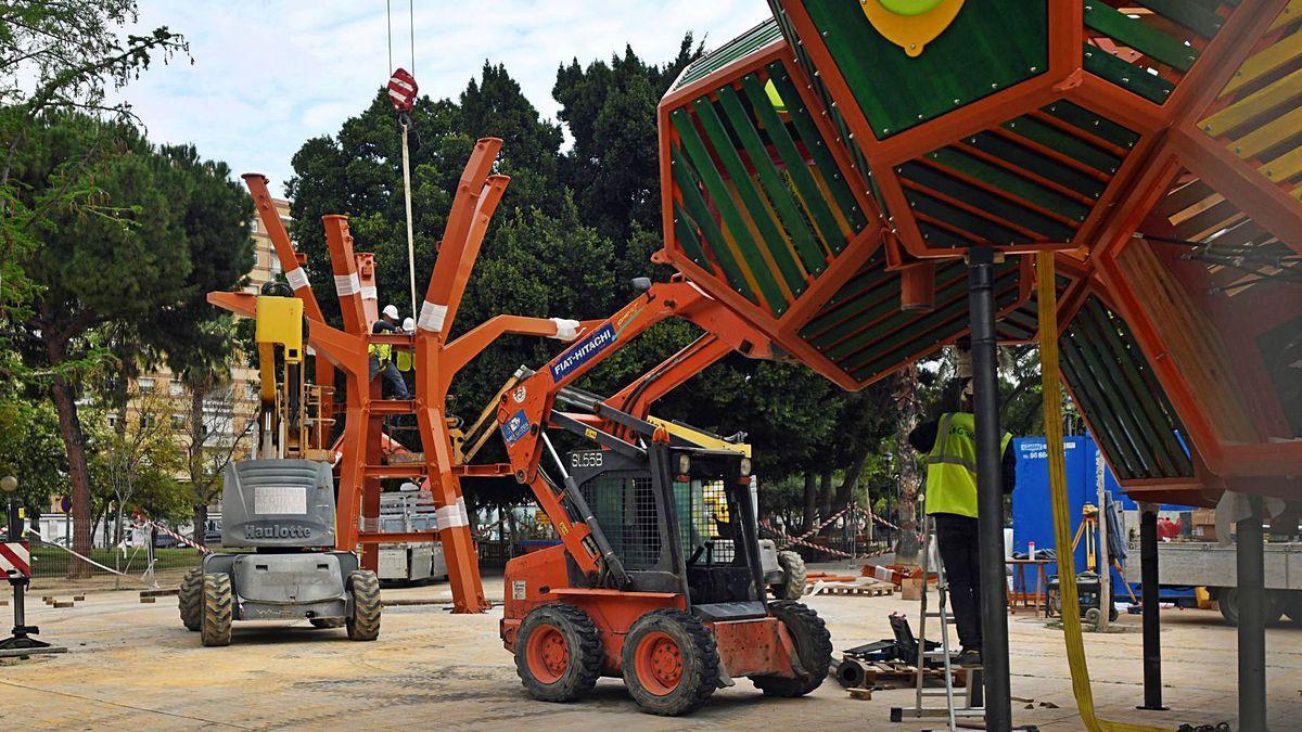 Los operarios continuaban con la instalación de las nuevas zonas infantiles, incluido ‘El Limonero’, en el Malecón.