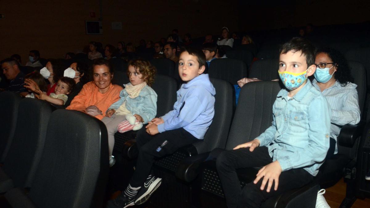 Los jóvenes espectadores de la obra teatral ofrecida ayer en Cambados.