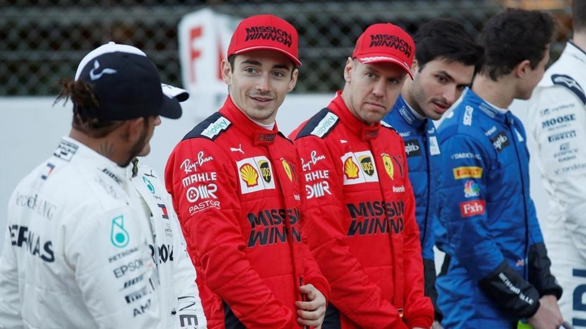 Hamilton, de espalda, Leclerc, Vettel y Sainz, en la foto protocolaria de hoy, en Montemló, en el arranque de la F-1.