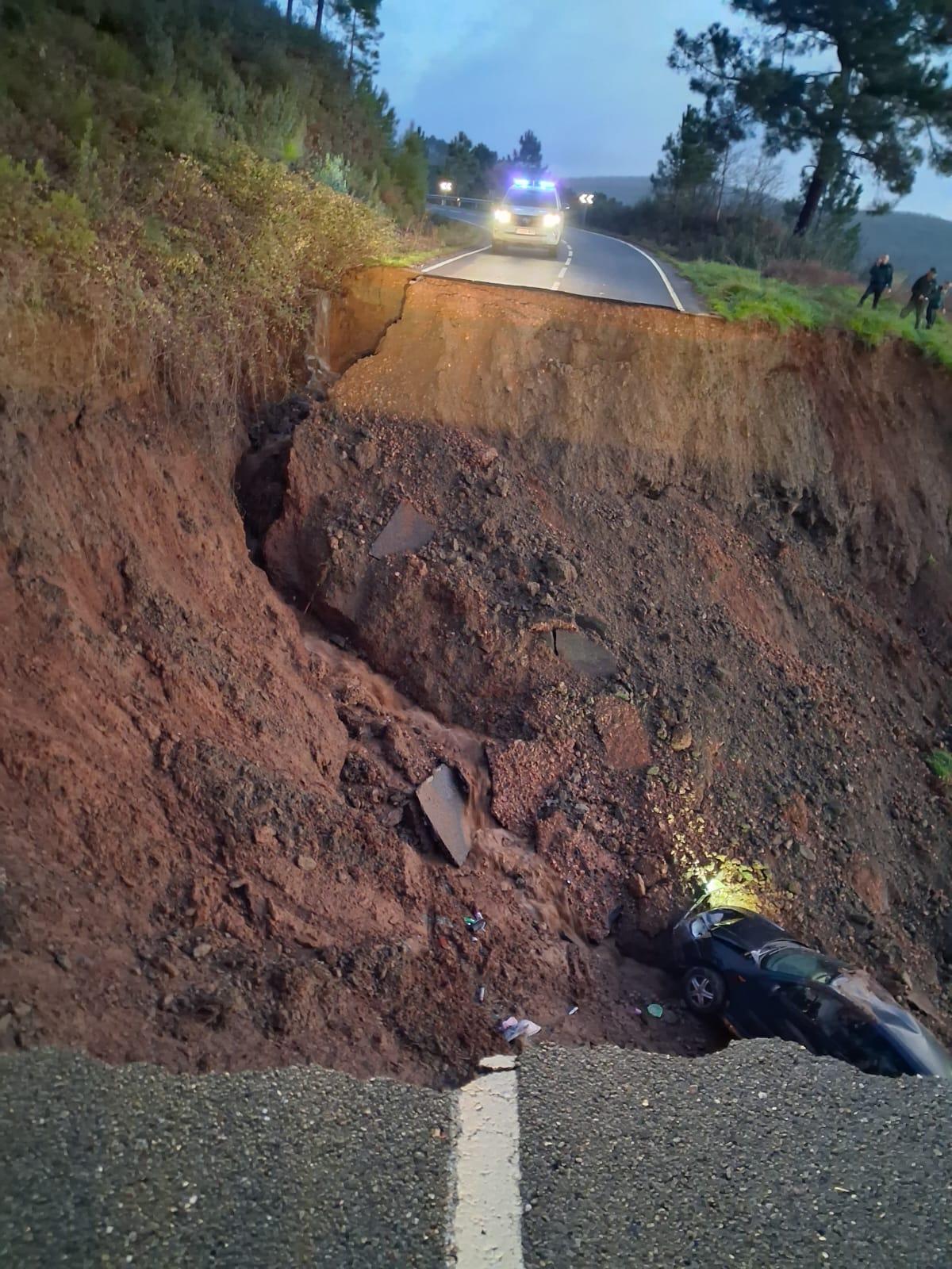 Fotogalería | Un gran socavón corta al tráfico la carretera CC-428 de Berzocana a Logrosán Fotogalería | Un gran socavón corta al tráfico la carretera CC-428 de Berzocana a Logrosán