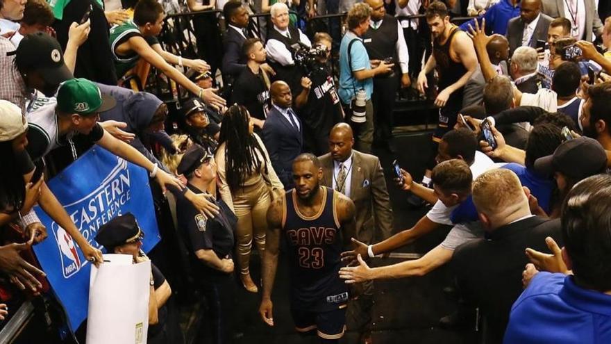 Lebron James aplasta a los Celtics en el primer partido de la final del Este