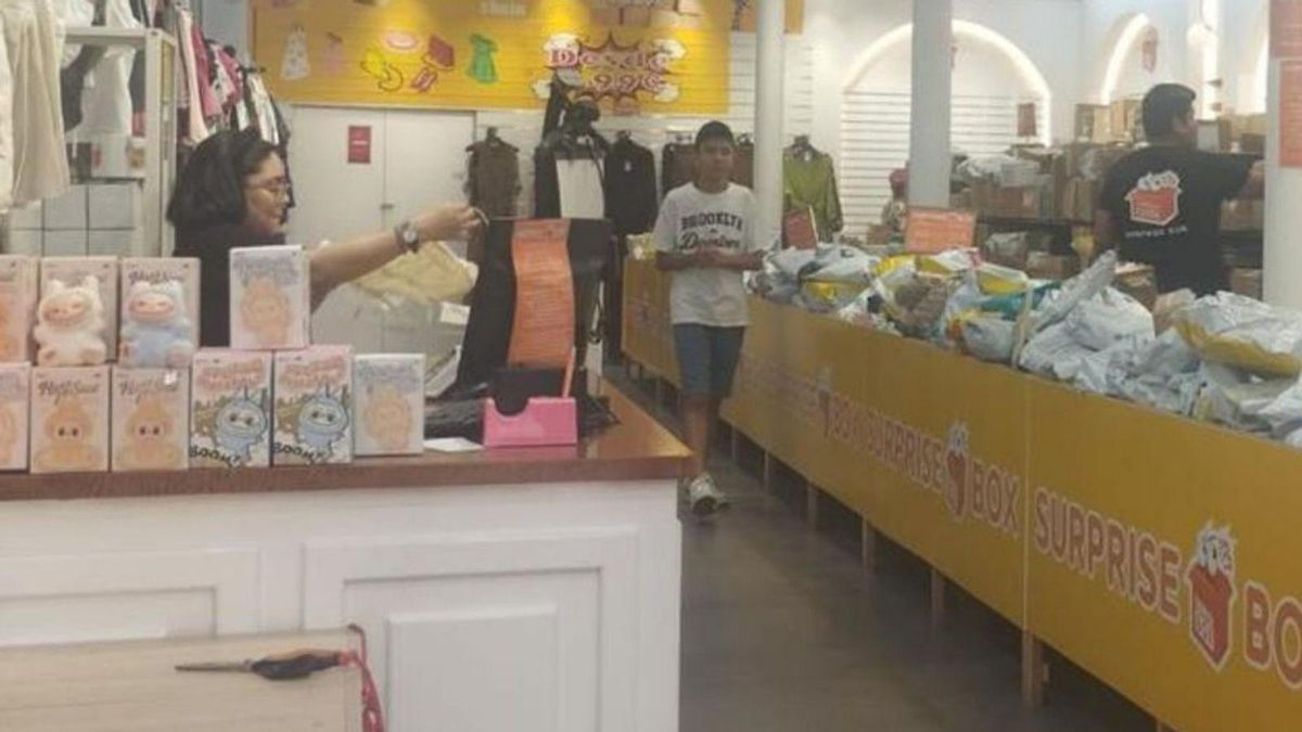 Interior de Surprise Box, la botiga de paquets sorpresa al Gòtic. | EL PERIÓDICO