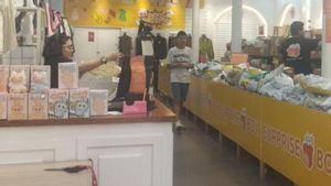 Interior de Surprise Box, la botiga de paquets sorpresa al Gòtic. | EL PERIÓDICO