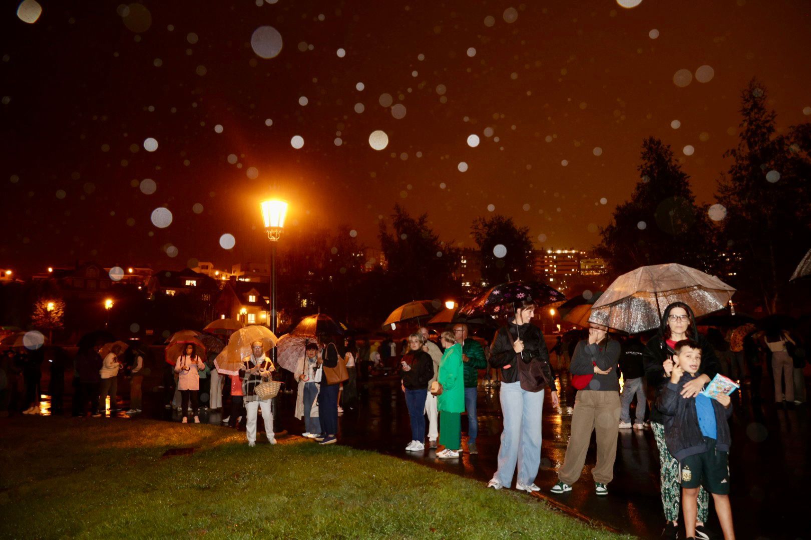 EN IMÁGENES: Así se vivieron unos fuegos de San Mateo bajo la lluvia en Oviedo
