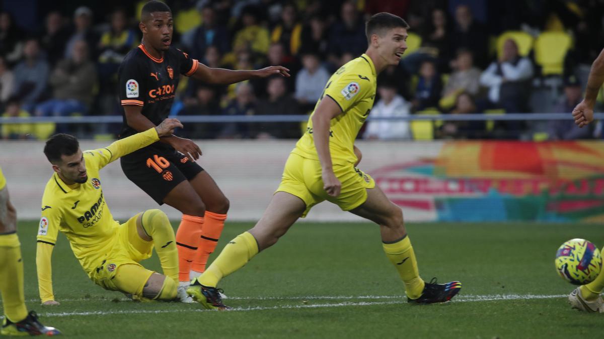 Foyth, en un lance del Derbi